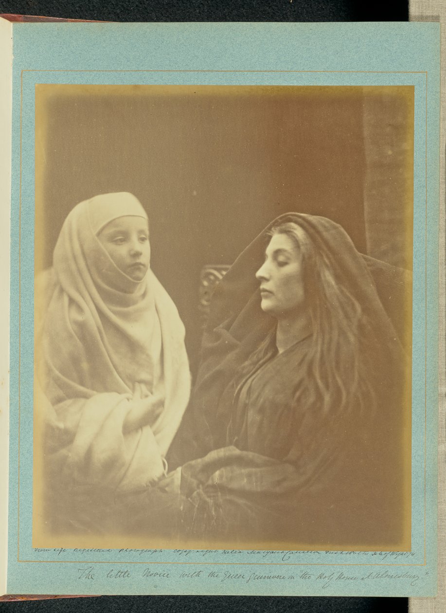 De kleine novice met koningin Guinevere in het „Heilige Huis te Almesbury“ door Julia Margaret Cameron