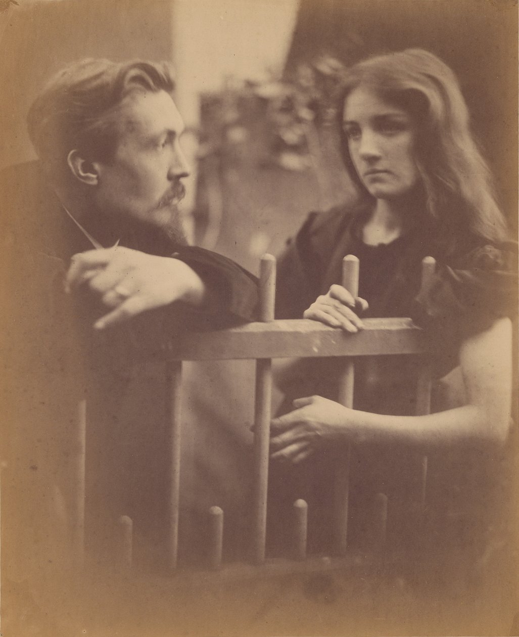 [Een jonge man en vrouw die tegen een houten hek leunen] door Julia Margaret Cameron