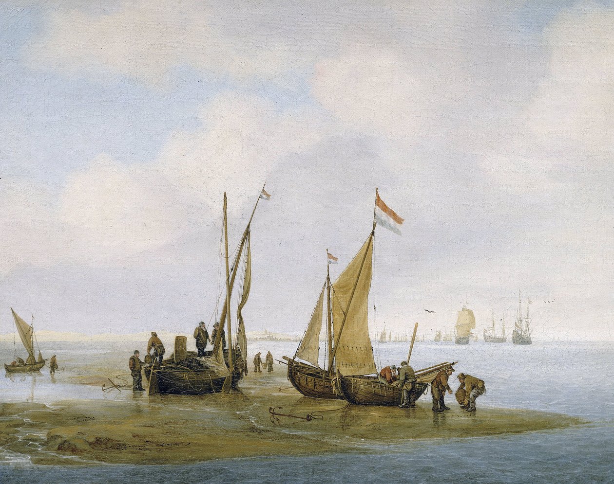 Vissen op mosselen, drie Nederlandse vissersboten aan de kust, waarvan één met het zeil gehesen, en groepen vissers die druk bezig zijn met het onderhouden en lossen van boten, verderop op het strand dragen twee anderen manden vol mosselen door Julius Porcellis
