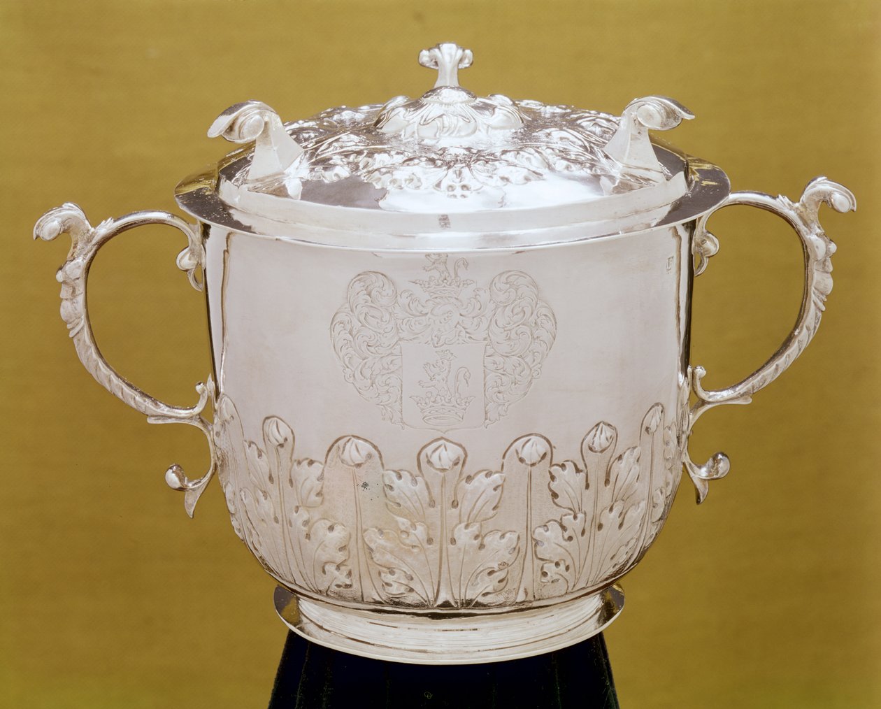 Tweehandige beker en deksel, ca.1695 door Jurian Blanck