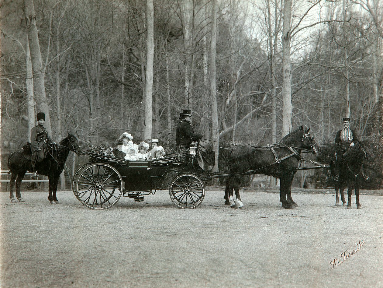 Tsaar Nicolaas II van Rusland met zijn familie in het park van Tsarskoye Selo, Rusland, 1900s door K. von Hahn