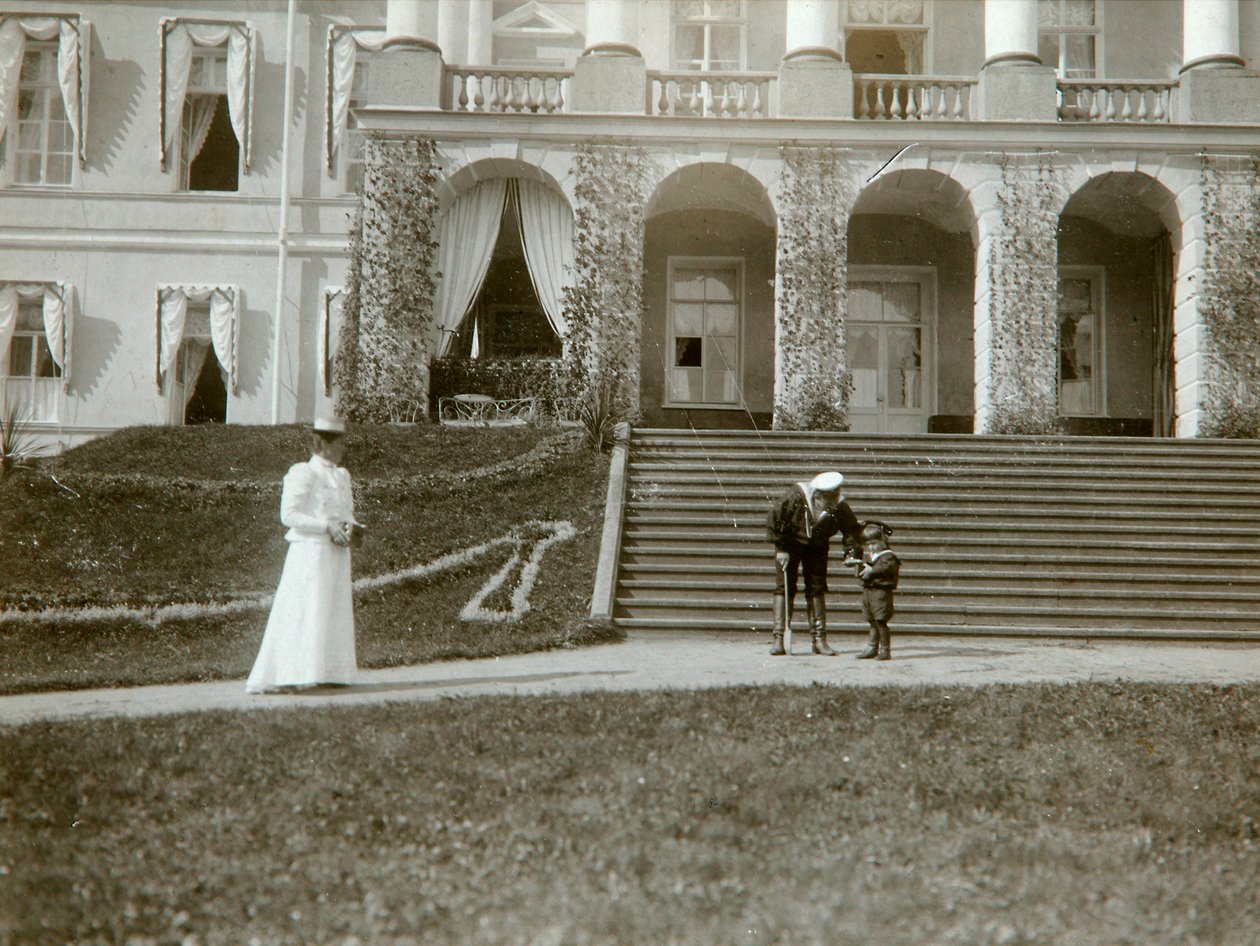 Tsarina Alexandra Fjodorovna met Tsarevitsj Alexei van Rusland, ca. 1907-1910 door K. von Hahn