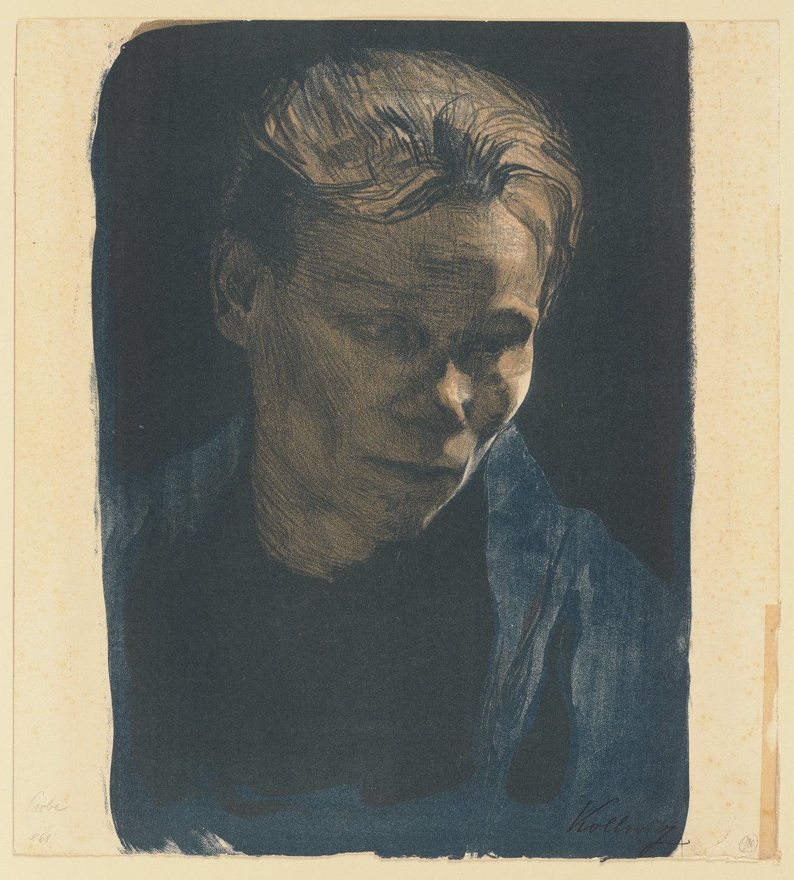 Halflichaamsportret van een vrouw uit de arbeidersklasse met een blauwe sjaal door Käthe Kollwitz