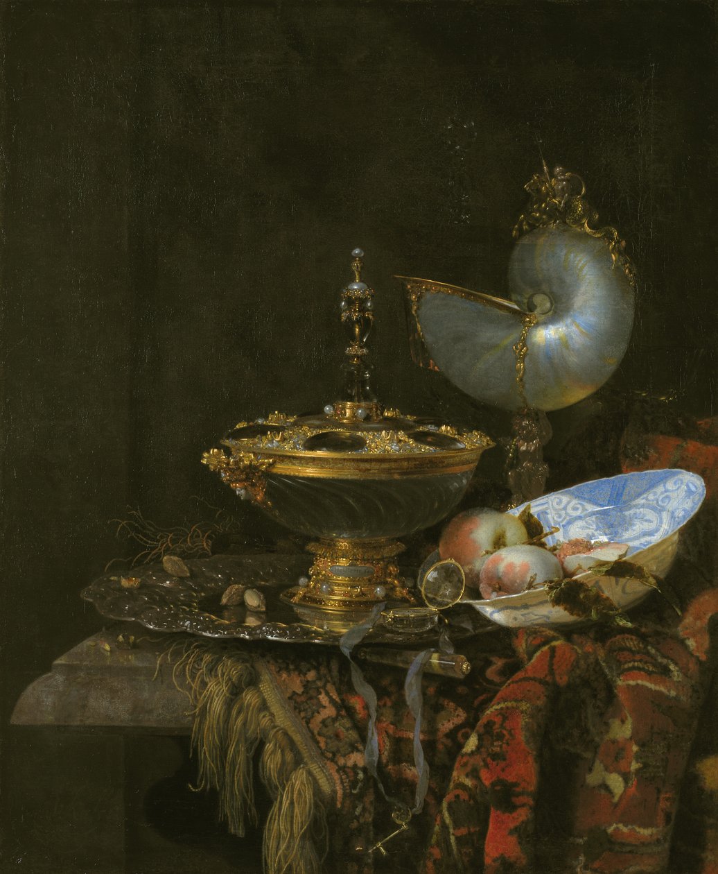 Pronkstilleven met Holbein-kom, Nautilusbeker, glazen kelk en fruitschaal door Kalf