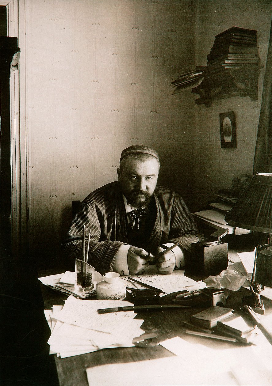 Alexander Koepin, Russische auteur, aan zijn bureau, Gatsjina, Rusland, begin 20e eeuw door Karl Karlovich Bulla