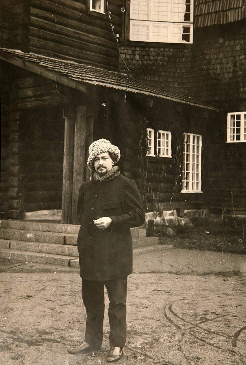 Russische auteur Leonid Andreyev bij zijn huis in Vammelsuu Serovo door Karl Karlovich Bulla