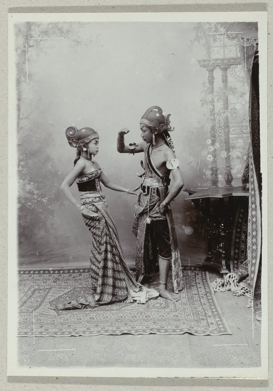 Studio portret van twee Javaanse dansers in traditionele kleding en make up door Kassian Cephas