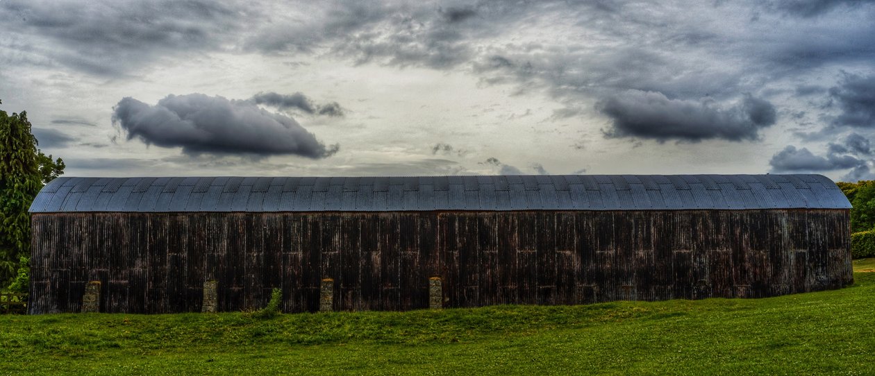 Long Old Barn II, 2020 (foto) door Katha Wood