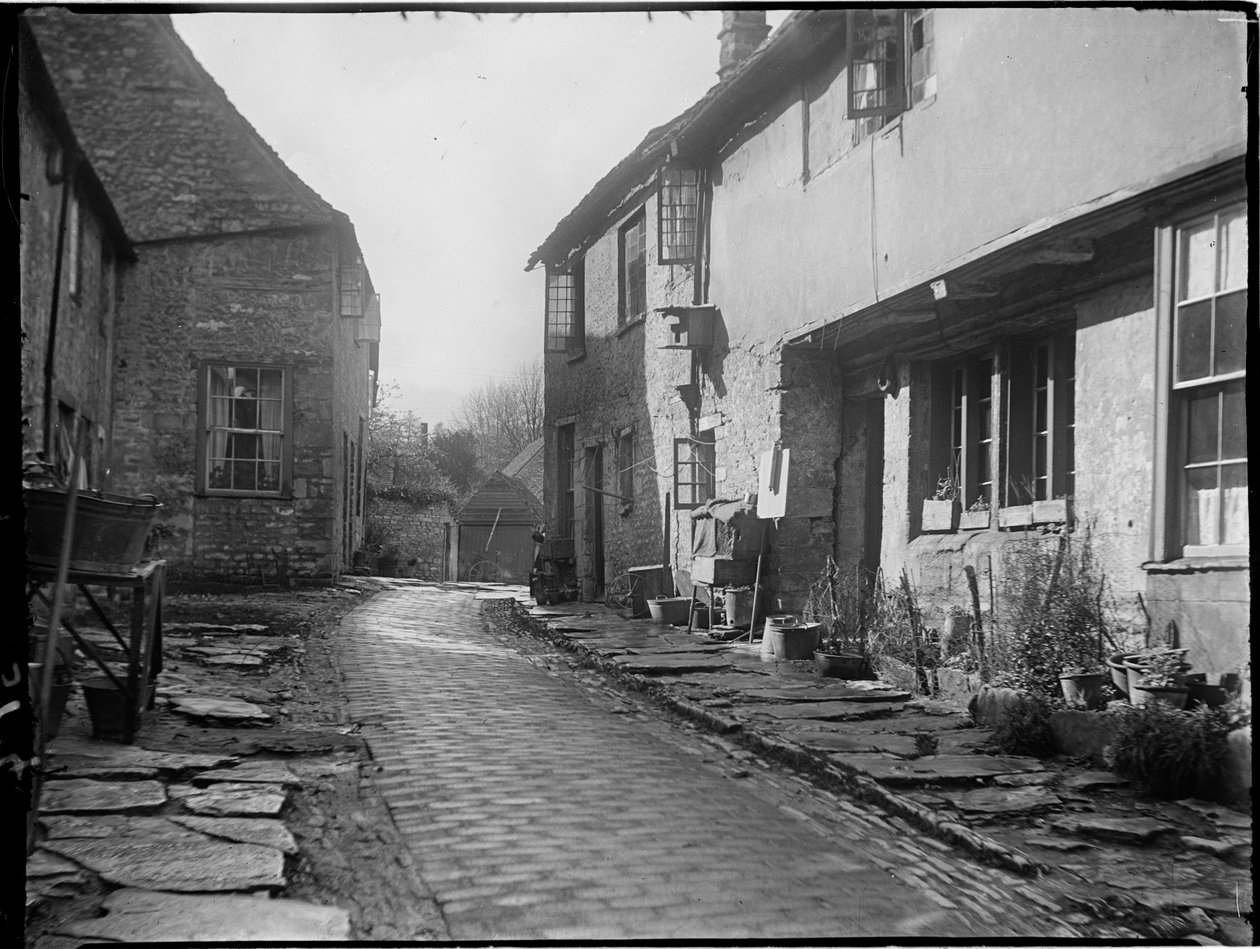Old George Yard, Burford, Oxfordshire, 22 Apr 1924 - 06 May 1924 door Katherine Jean Macfee