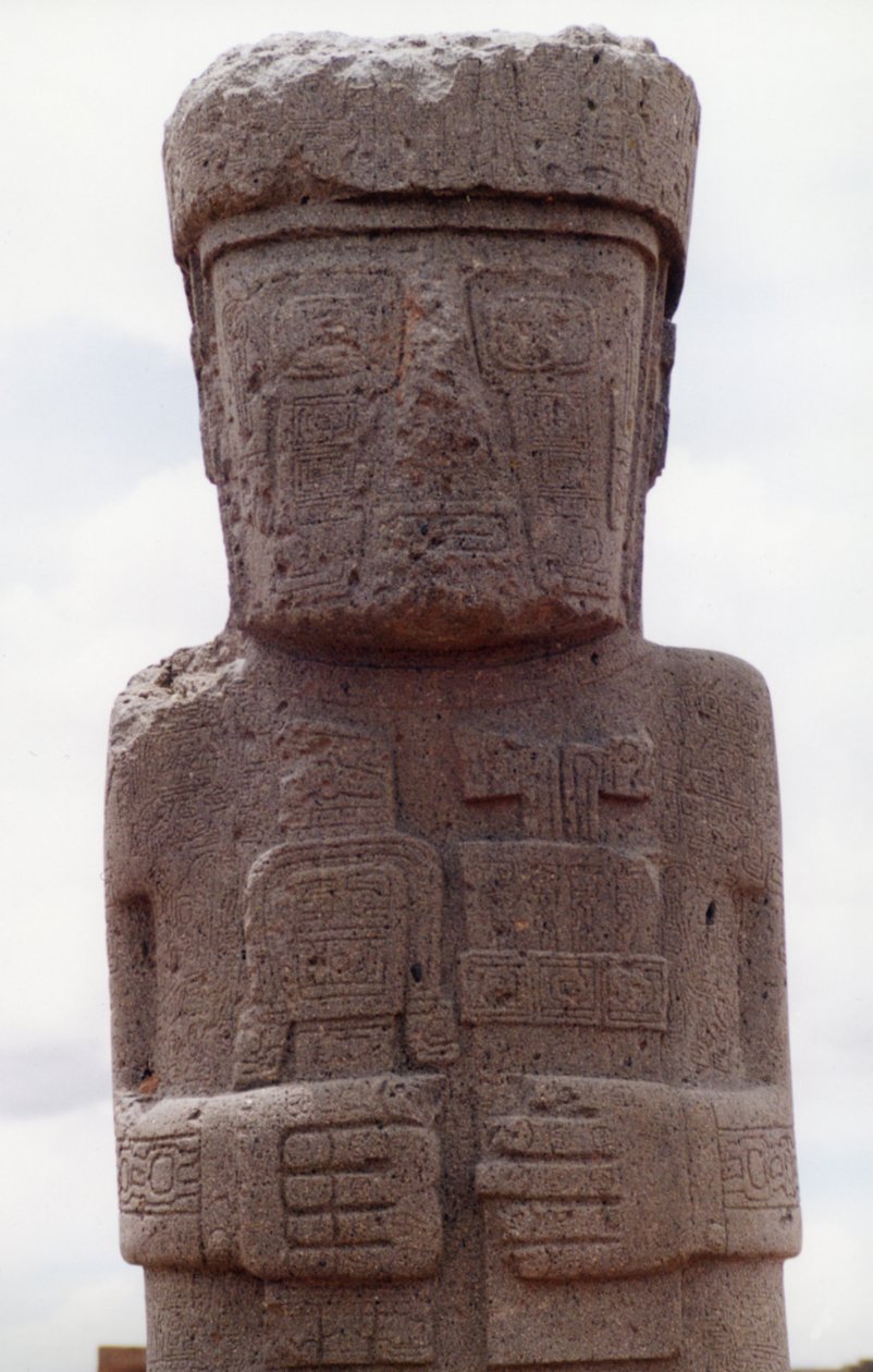 Staande monoliet van Ponce bij Kalasasay, het tempelgebied van de precolumbiaanse site, gebouwd 8e-10e eeuw na Christus (foto) (zie ook 138751) door Katie Attenborough