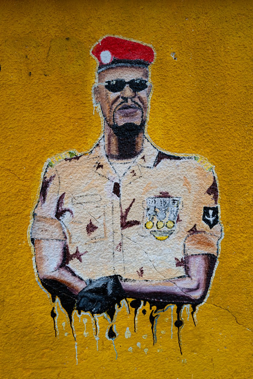 Straatkunstportret van Mamadi Doumbouya, Conakry, 2019 door Alec Hunter