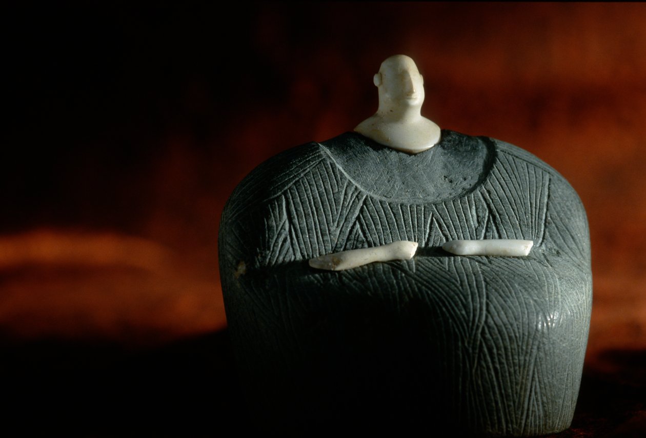 Samengesteld menselijk figuur van speksteen en witte steen; Oxus-beschaving; Turkmenistan door Kenneth Garrett
