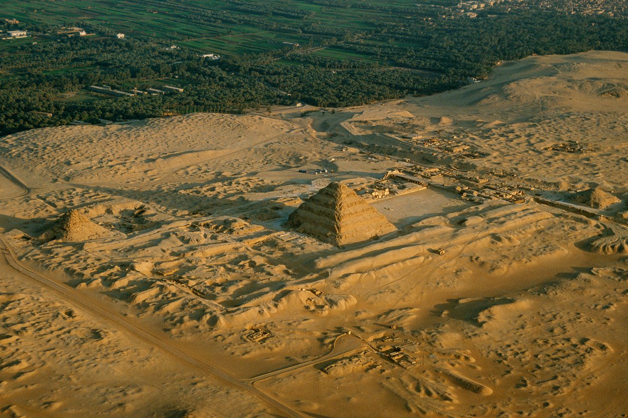 Egypte; Archeologie; Oude Koninkrijk; Saqqara; Piramide Djoser, Trappiramide, 3e Dynastie door Kenneth Garrett