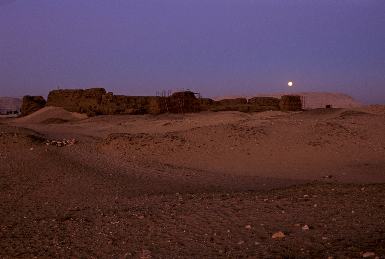 Volle maan ondergang over Shunet van Khasekhemuy, Abydos, Egypte door Kenneth Garrett