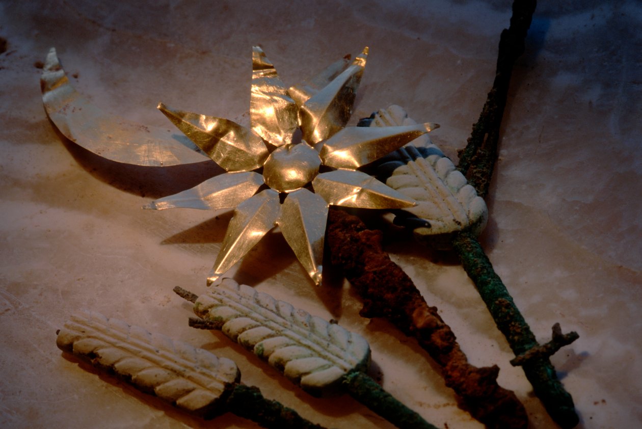 Gouden zon en maan met tarwestokken, artefacten, Oxus-beschaving, Turkmenistan, 2004 door Kenneth Garrett