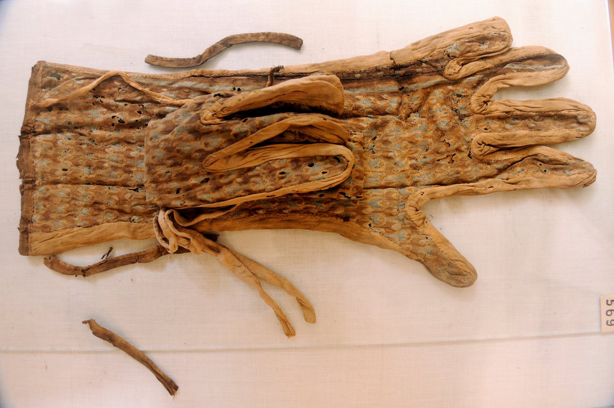 Koning Toet; Egypte; het Egyptisch Museum; Caïro; Linnen Handschoenen; JE62675; Nieuwe Rijk door Kenneth Garrett