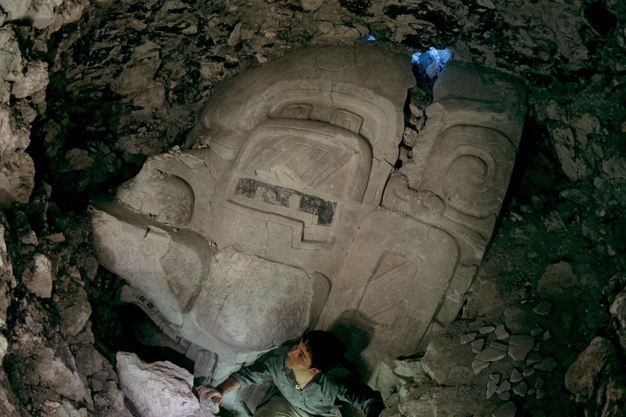 Groot vroeg pre-klassiek stucmasker, Cival, Holmul, Guatemala, Maya, Francisco Estradabelli, 2008 door Kenneth Garrett