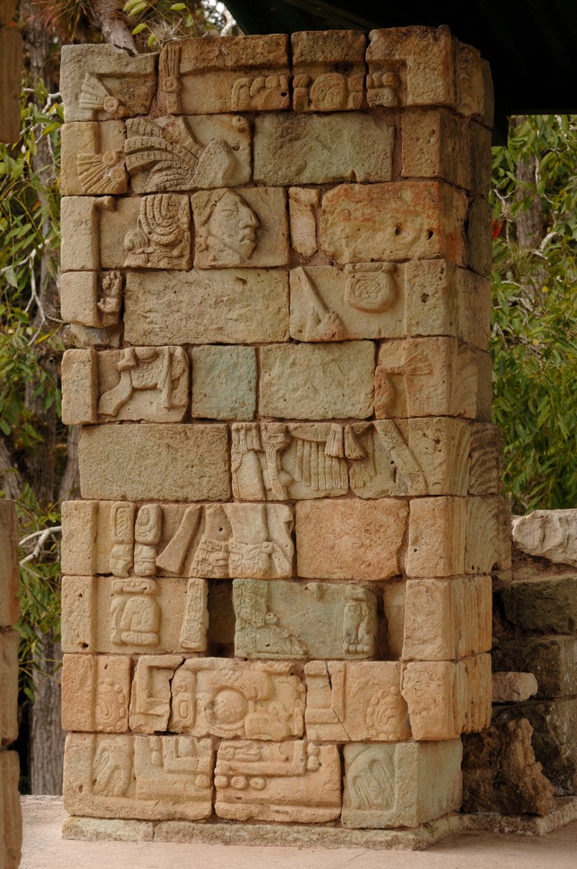 Maya opkomst en ondergang, Copan, Honduras, Details van 18 Konijn glyph, Tempel 18, Maya door Kenneth Garrett