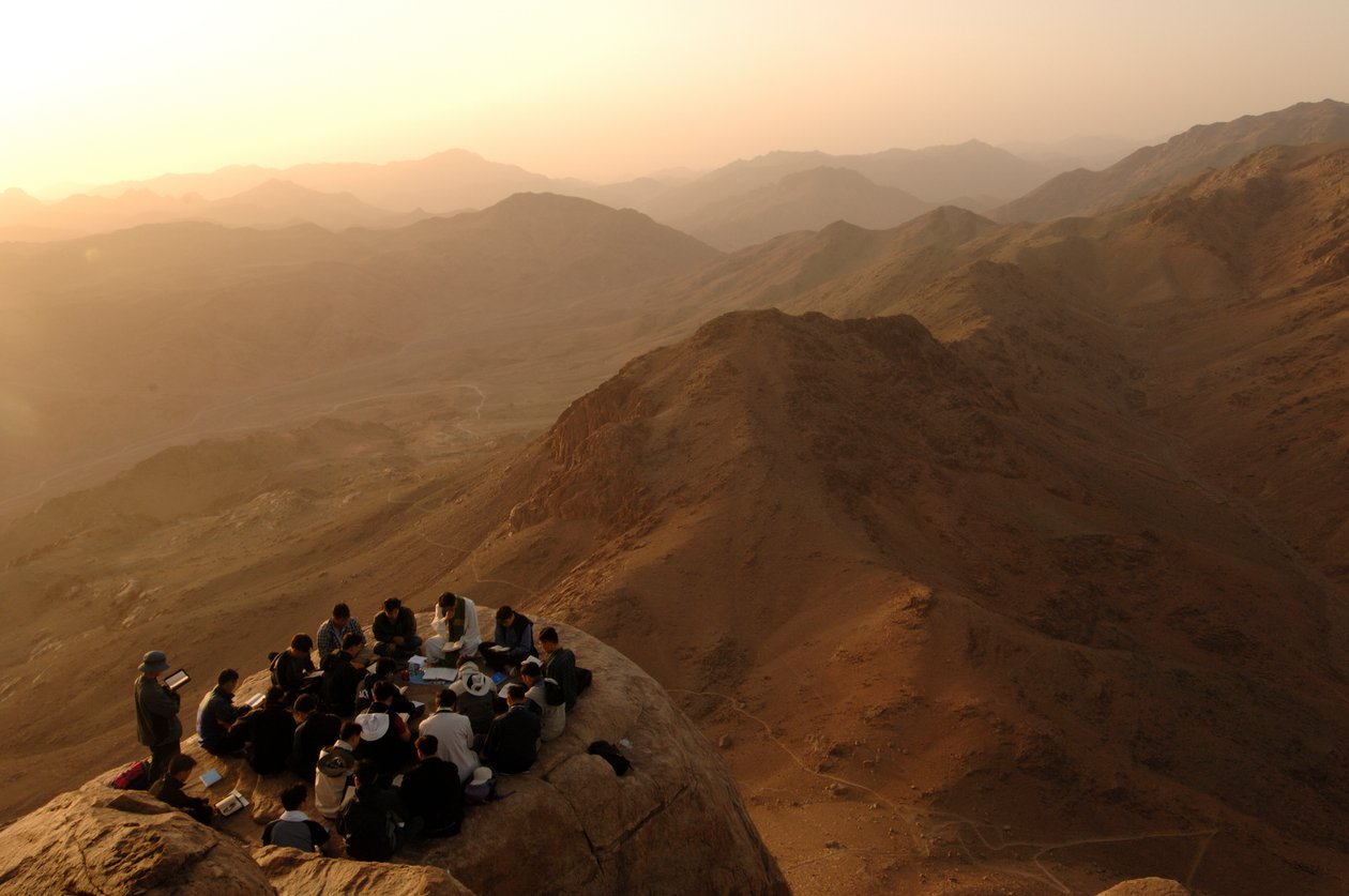 Pelgrims verzamelen zich op de berg Sinaï waar God volgens de Bijbel tot Mozes sprak, 2006 (foto) door Kenneth Garrett