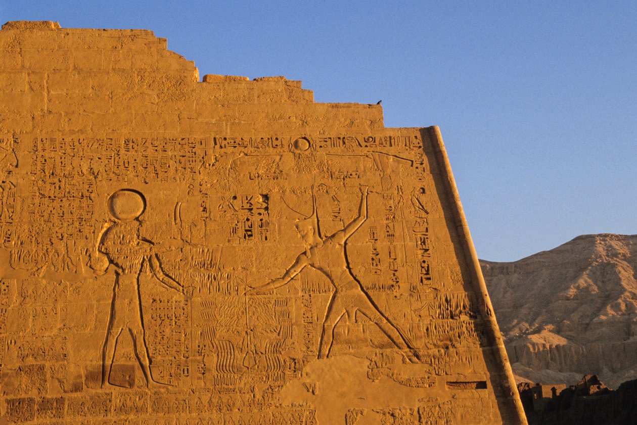 Ramses III verslaat vijanden, hoofdtempel, pyloon, Medinet Habu, Nieuwe Koninkrijk, Egypte door Kenneth Garrett