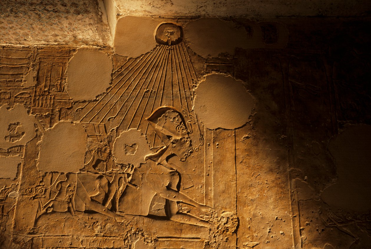 Reliëf van koninklijke familie, Akhenaten, Nefertiti en dochters, tombe van Mahu, 