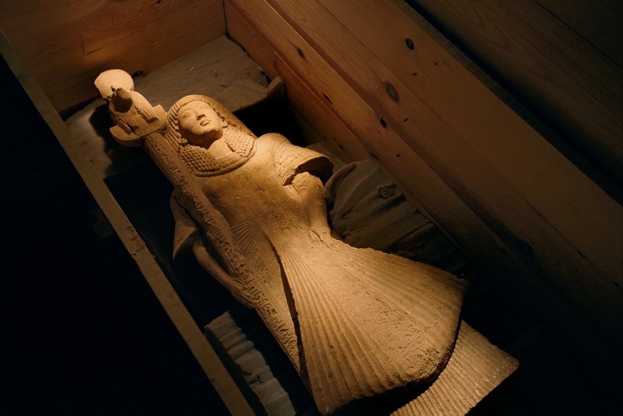 Zandstenen standbeeld van Nebre als standaarddrager van de leeuwenkopgodin van oorlog Sekhmet door Kenneth Garrett