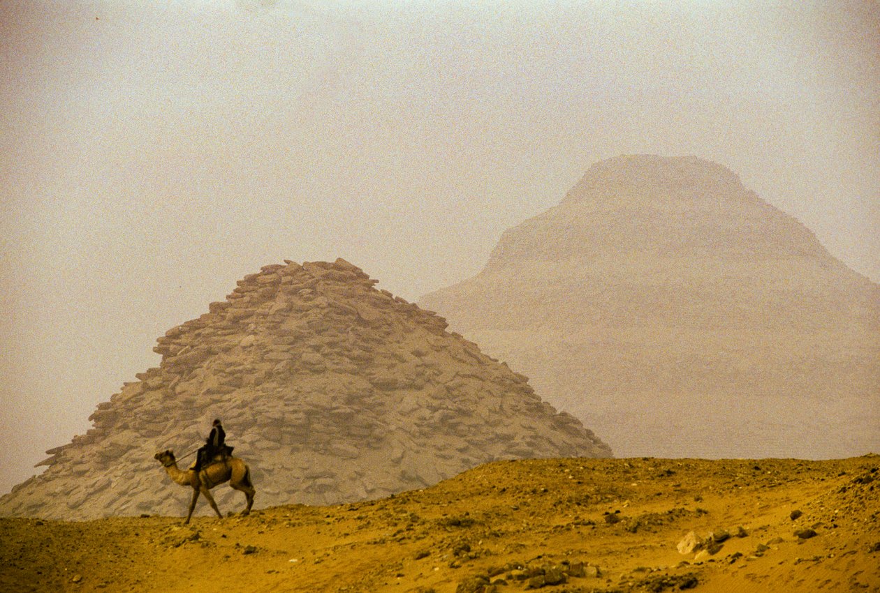 Saqqara; Teti-piramide; 6e Dynastie; Djoser-piramide (op de achtergrond); Egypte door Kenneth Garrett