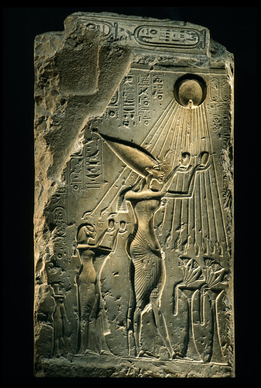 Stele toont Achnaton, Nefertiti en dochter met handen opgeheven naar god Aten, Amarna, 2009 door Kenneth Garrett