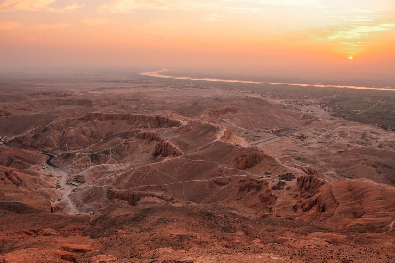 Zonsopgang boven de Vallei der Koningen, Gezien vanaf de top van el-Qurn, 2003 door Kenneth Garrett