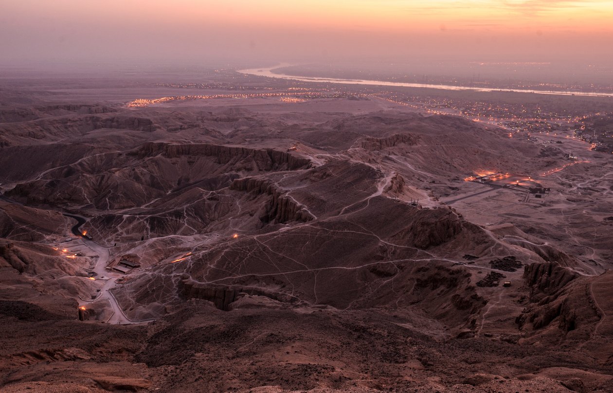 Zonsopgang boven de Vallei der Koningen, Gezien vanaf de top van el-Qurn, 2003 door Kenneth Garrett