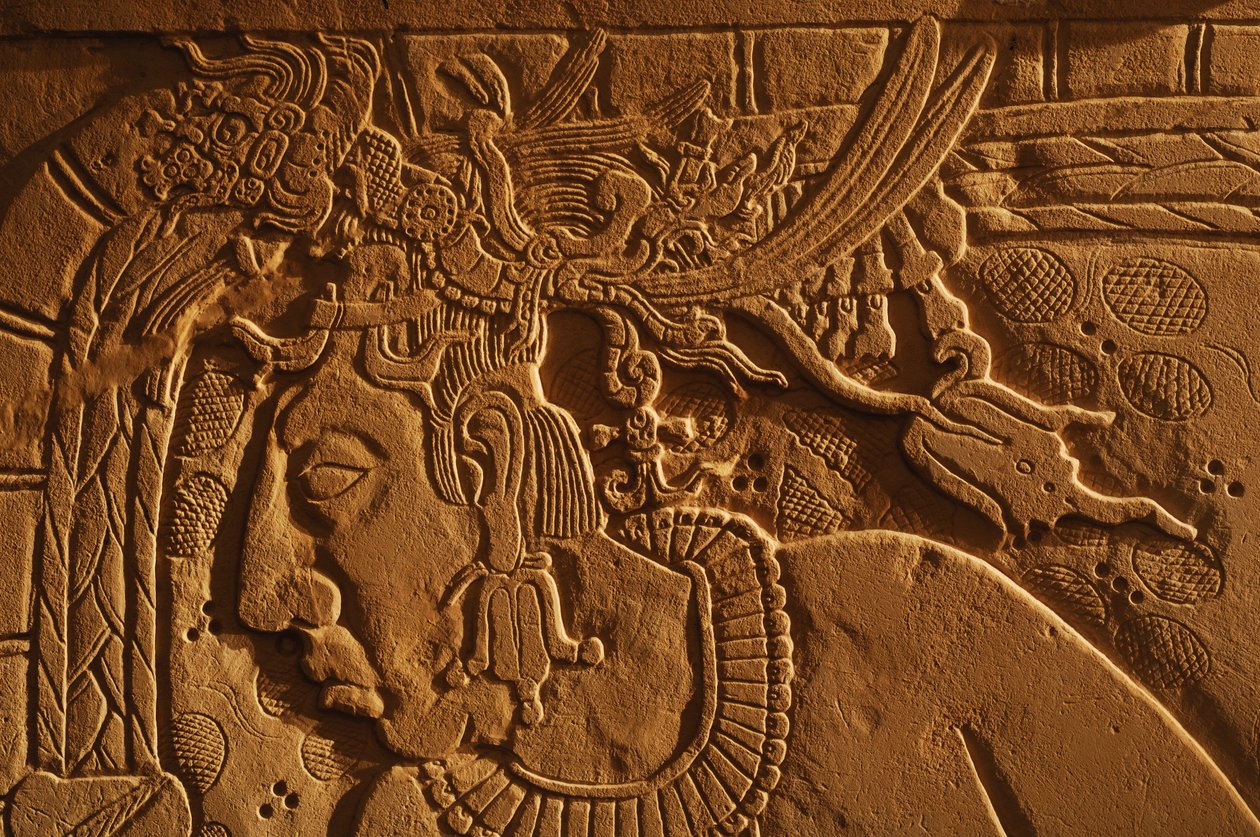 Tempel 21 troonbank, houtsnede van koning Akhal Mo Nab, Palenque, Mexico, 2005 (foto) door Kenneth Garrett