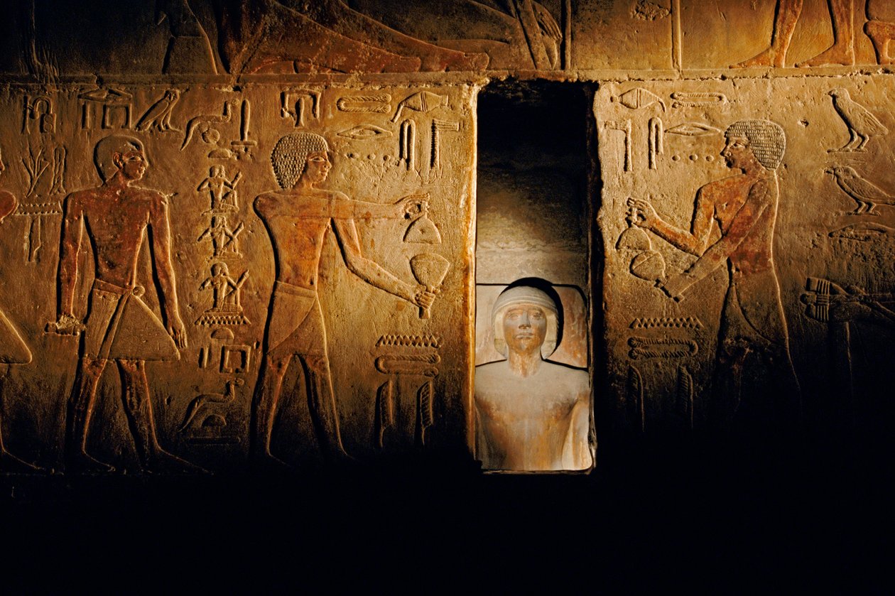 Graf van Ti; Egypte; Archeologie; Oude Rijk; Saqqara, Serdab kamer door Kenneth Garrett