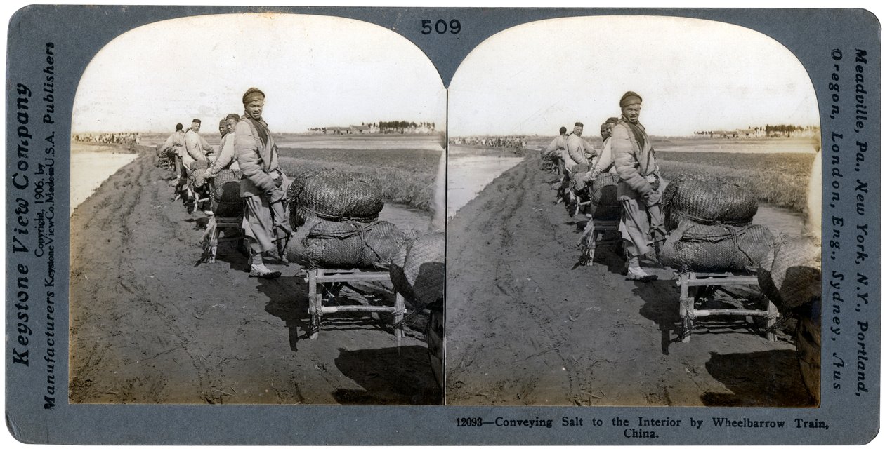 Zout naar het binnenland vervoeren met kruiwagenkaravaan, China, 1906 door Keystone View Company