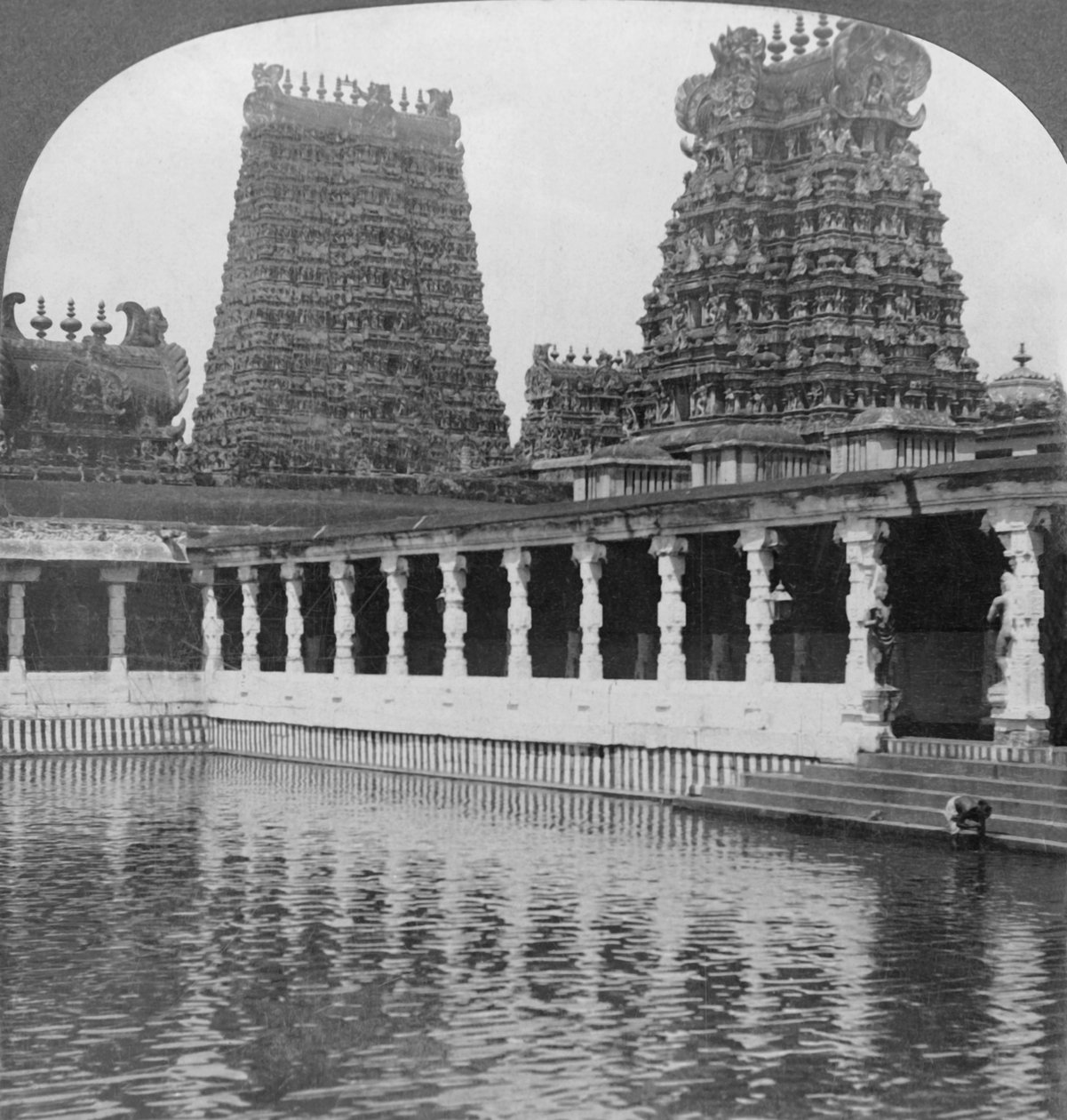 Heilige Gouden Lelievijver en Pagodes - Grote Tempel voor Siva, Madura, Zuid-India, 1901 door Keystone View Company