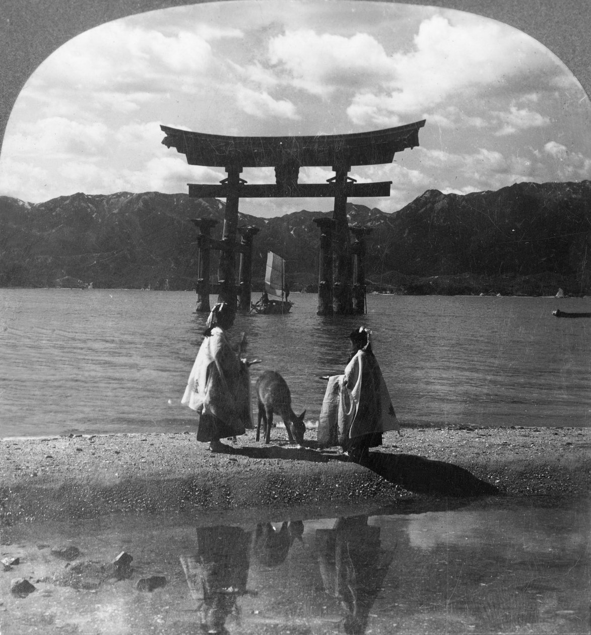 De Beroemde Seagirt Torii van Miyajima. Vreemde Poort naar het Beroemde Shinto-heiligdom, Japan, 1905 door Keystone View Company