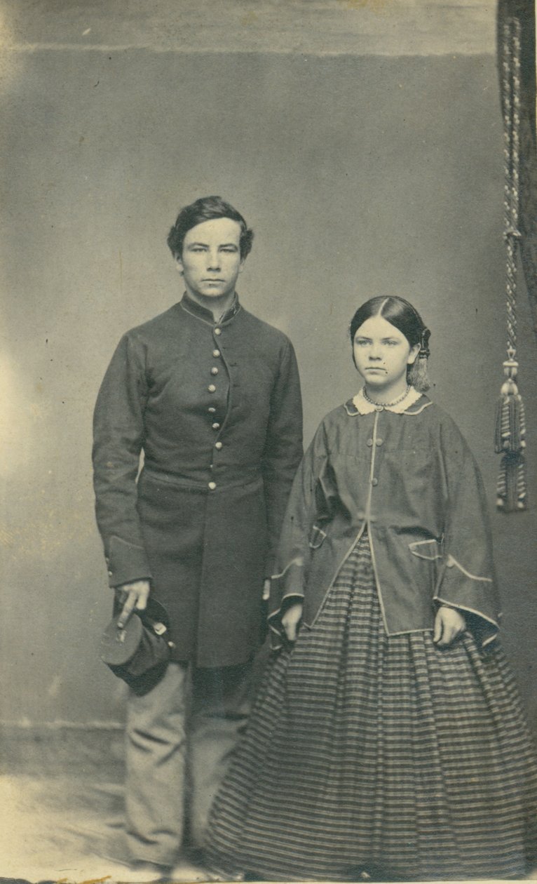 Portret van een onbekende Unie soldaat in uniform en een vrouw in een jurk door Kilbourn Leroy Gates