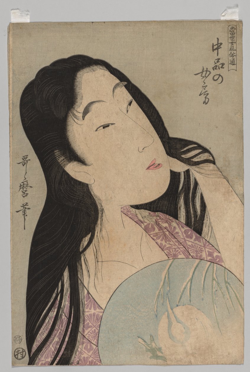 Borstbeeld van een vrouw met los haar die een waaier vasthoudt door Kitagawa Utamaro