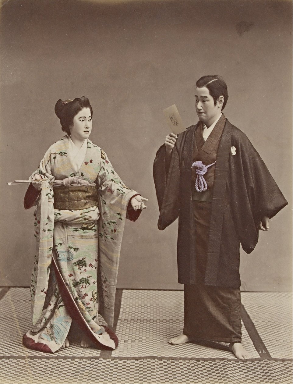 Geen titel (Koppel met een kabinetfoto en geest op de achtergrond) door Kusakabe Kimbei