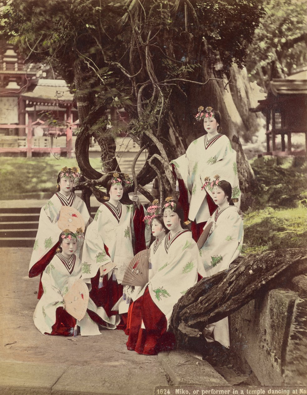 Miko, of Dansen in een tempel in Nara, ca. 1890 door Kusakabe Kimbei