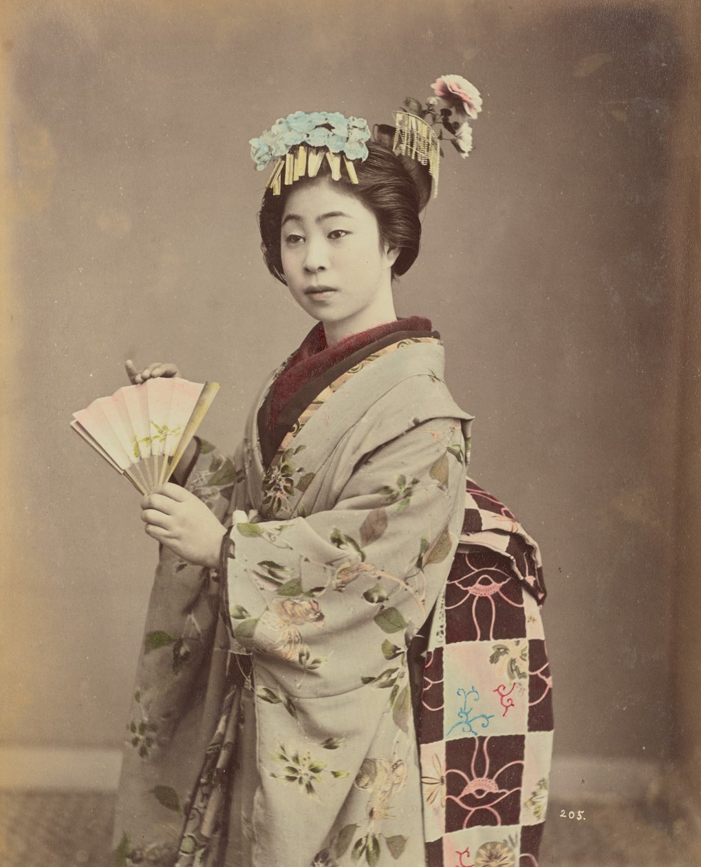 [Jonge vrouw met waaier]. door Kusakabe Kimbei