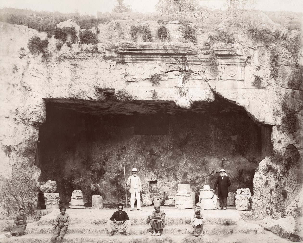 Conrad Schick (rechts) bij het Graf van de Koningen, Jeruzalem, 1897 door L. Schoenecke