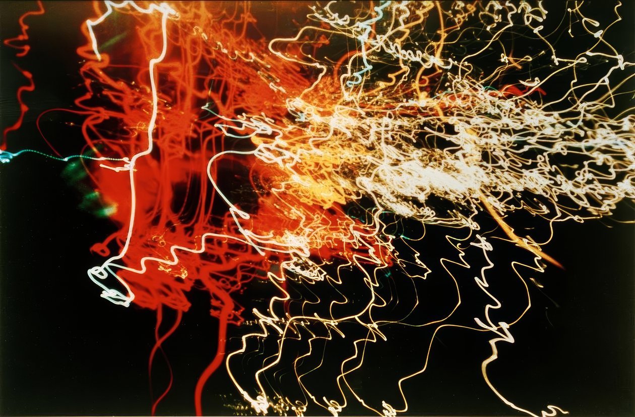 Zonder Titel (Autokoplampen wit, oranje en rood, verkeerskrabbels) door Laszlo Moholy Nagy