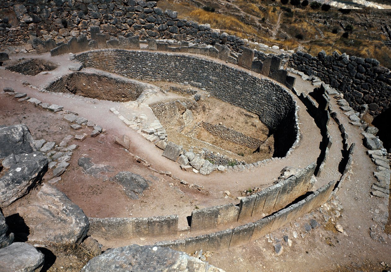 Luchtfoto van de eerste cirkel van graven (koninklijke begraafplaats) ontdekt door archeoloog Heinrich Schliemann (1822-1890) in de jaren 1870: site van de oude stad Mycene, in de Peloponnesos (1500-1100 v.Chr.) Griekenland door Late Helladic Period Mycenaean