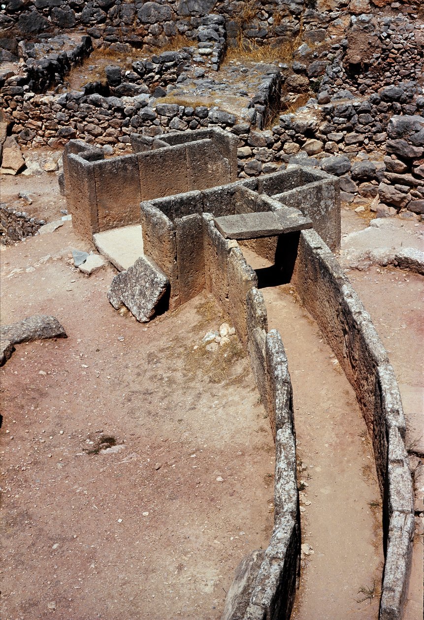 Luchtfoto van de eerste cirkel van graven (koninklijke begraafplaats) ontdekt door archeoloog Heinrich Schliemann: site van de oude stad Mycene, in de Peloponnesos door Late Helladic Period Mycenaean