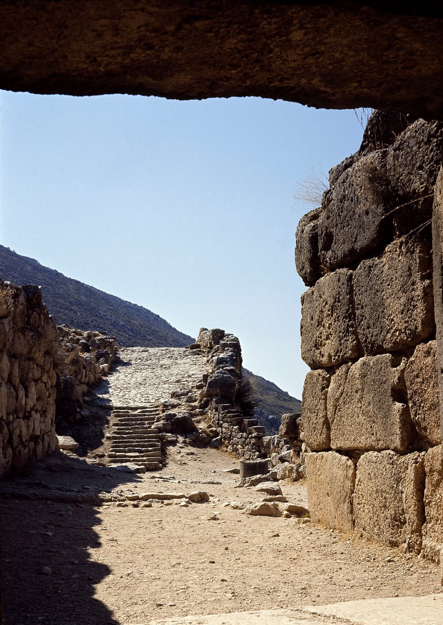 Uitzicht op de laan vanaf de Poort van de Leeuwen: site van de oude stad Mycene, in de Peloponnesos door Late Helladic Period Mycenaean