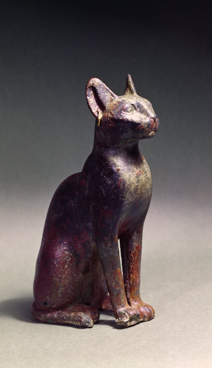 Beeldje van een kat met gouden oorbellen, de heilige voorstelling van de godin Bastet, c.664-630BC door Late Period Egyptian