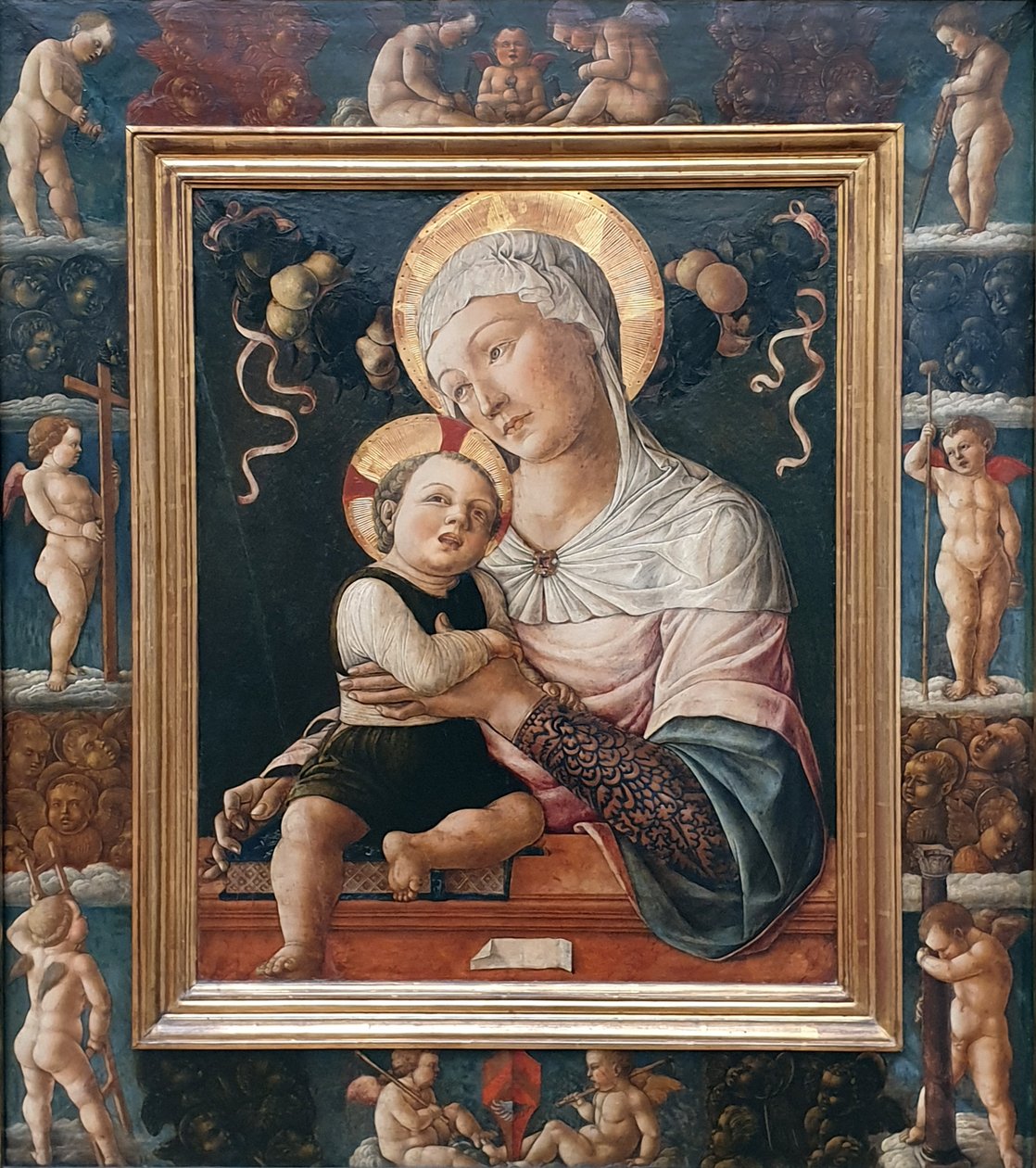 Duits: Maria met het Kind, in beschilderde lijst met cherubijnen Madonna en Kind door Lazzaro Bastiani