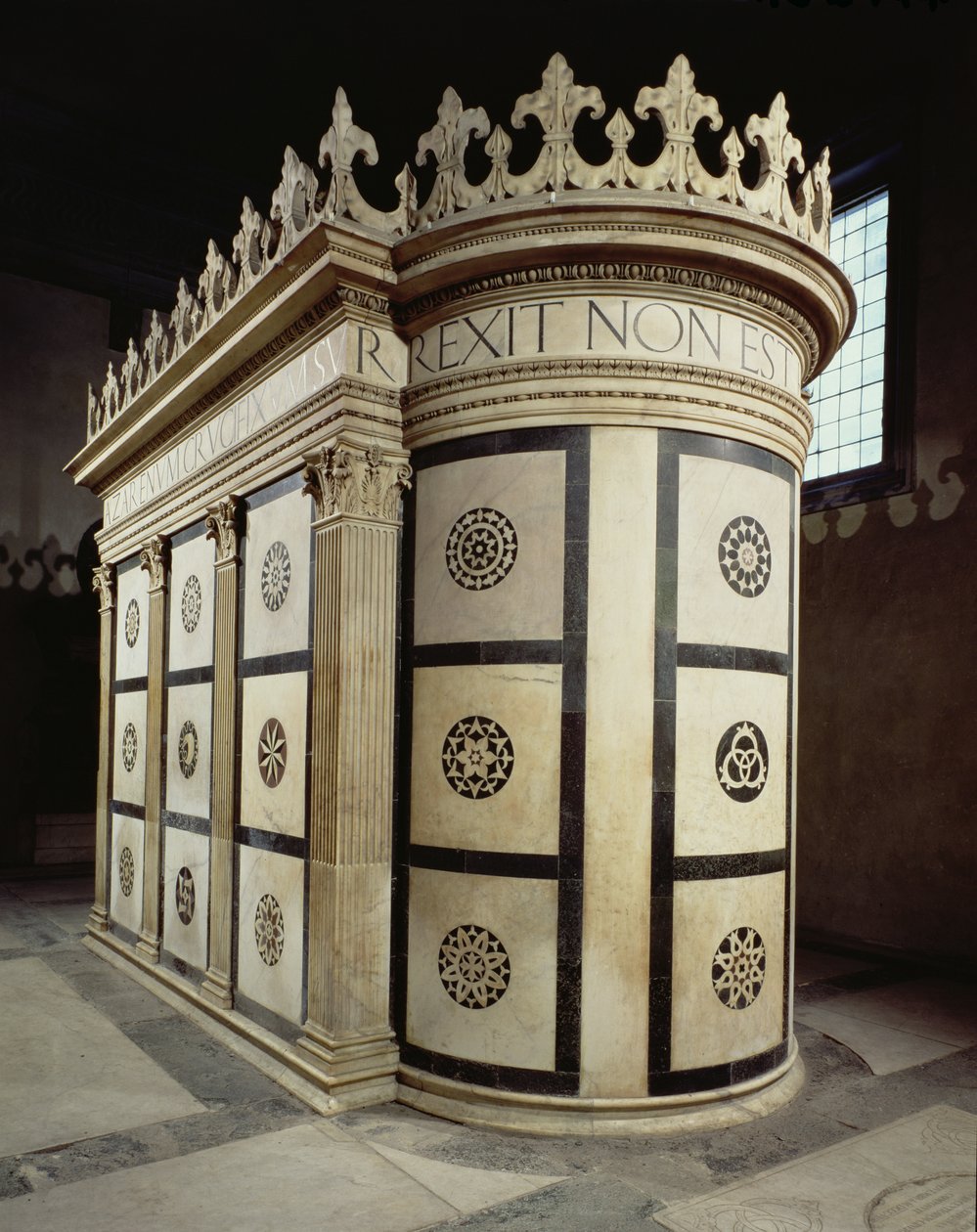 De kleine tempel van het Heilig Graf in de Capella Rucellai, 1467 (marmer) door Leon Battista Alberti
