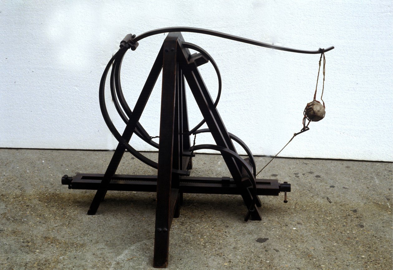 Een katapult. Model naar de tekening van Leonardo da Vinci. Museum voor Wetenschap en Technologie, Milaan. door Leonardo da (after) Vinci