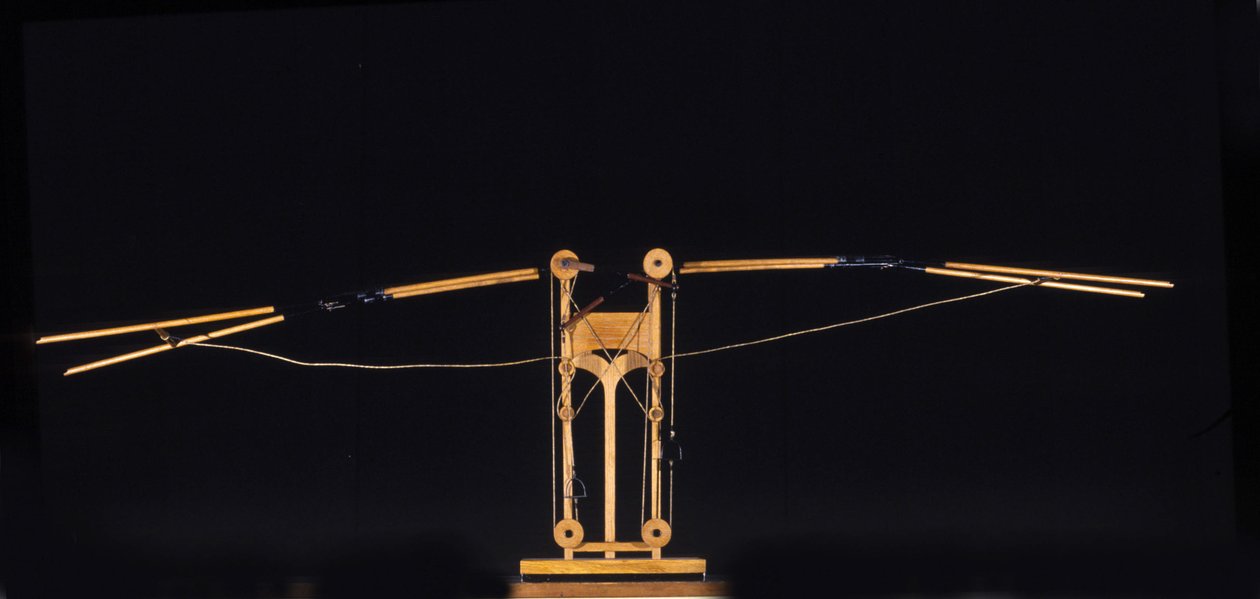 Machine om te vliegen met vleugels. Model naar de tekening van Leonardo da Vinci. Museum voor Wetenschap en Technologie, Milaan door Leonardo da (after) Vinci